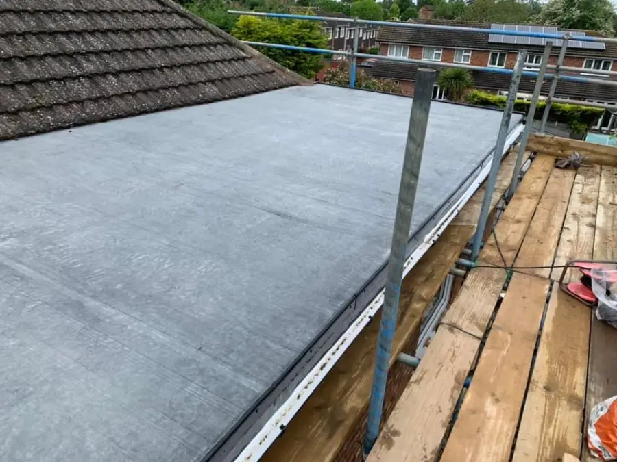 Finished flat roof with EPDM rubber membrane